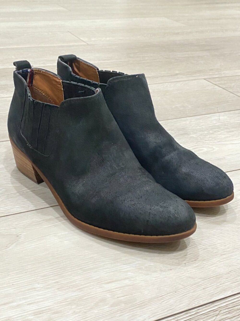 Tommy Hilfiger Suede Chelsea Booties Block Heel Black Size 8M - Picture 3 of 8